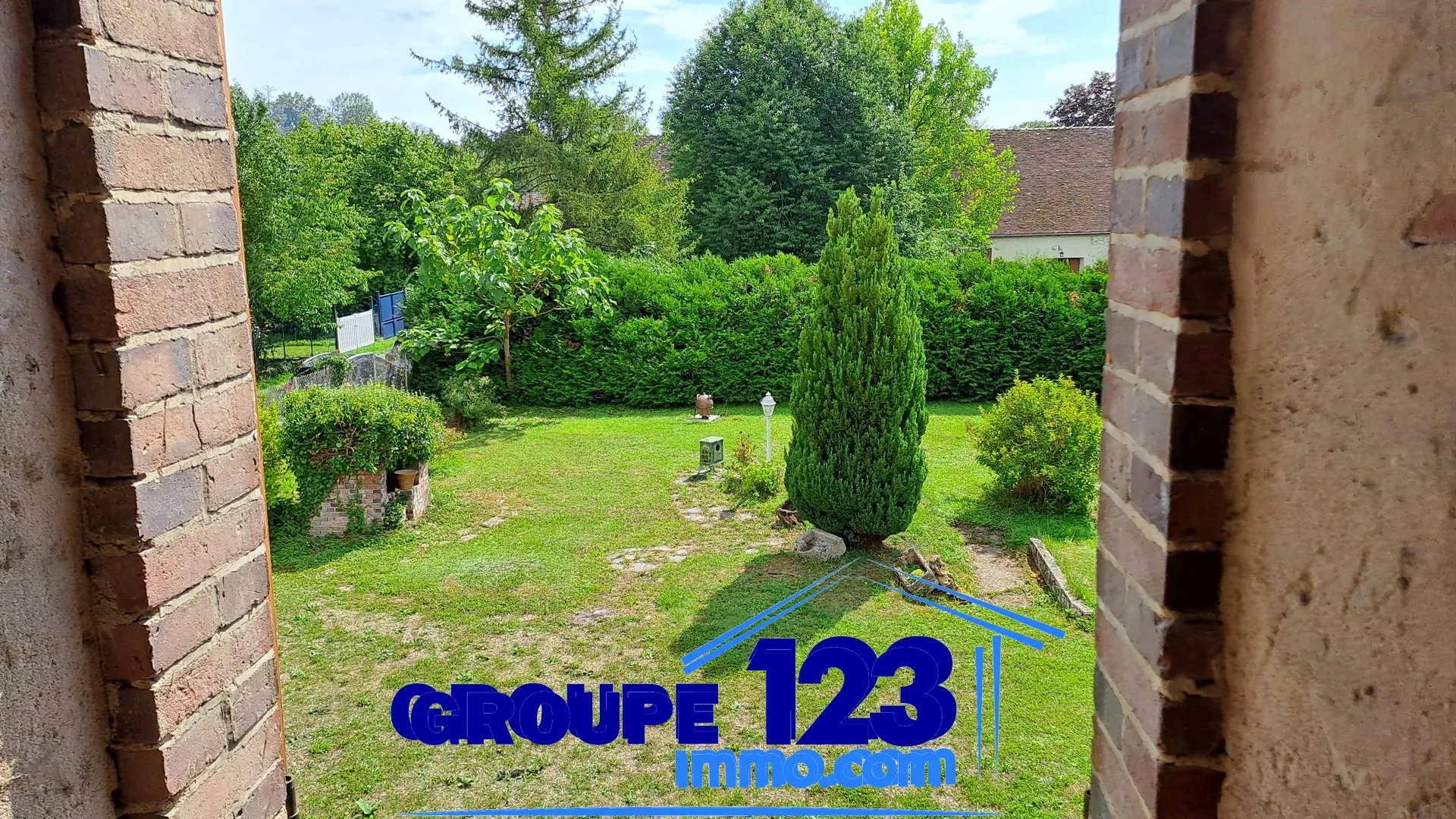 Belle maison ancienne à rénover avec grand terrain en 89110 