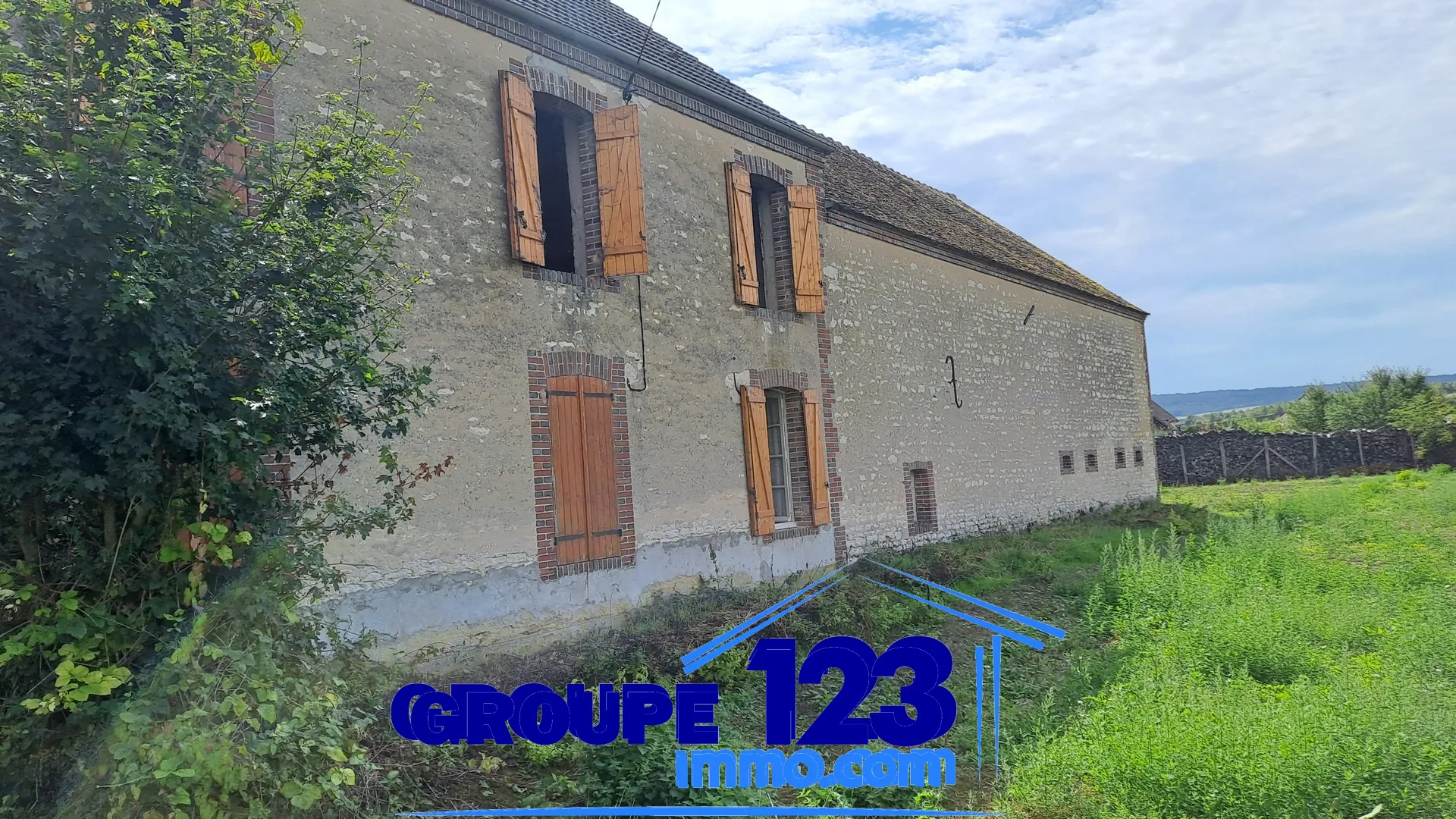 Belle maison ancienne à rénover avec grand terrain en 89110 