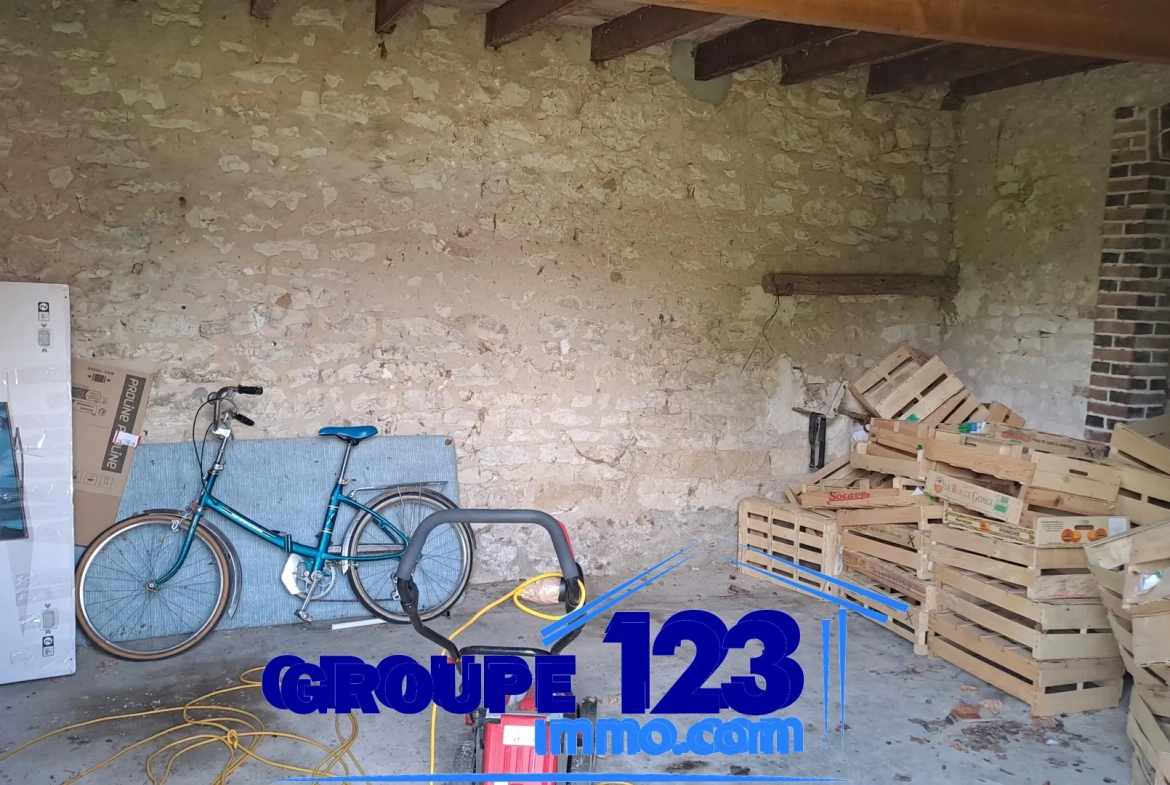 Belle maison ancienne à rénover avec grand terrain en 89110 