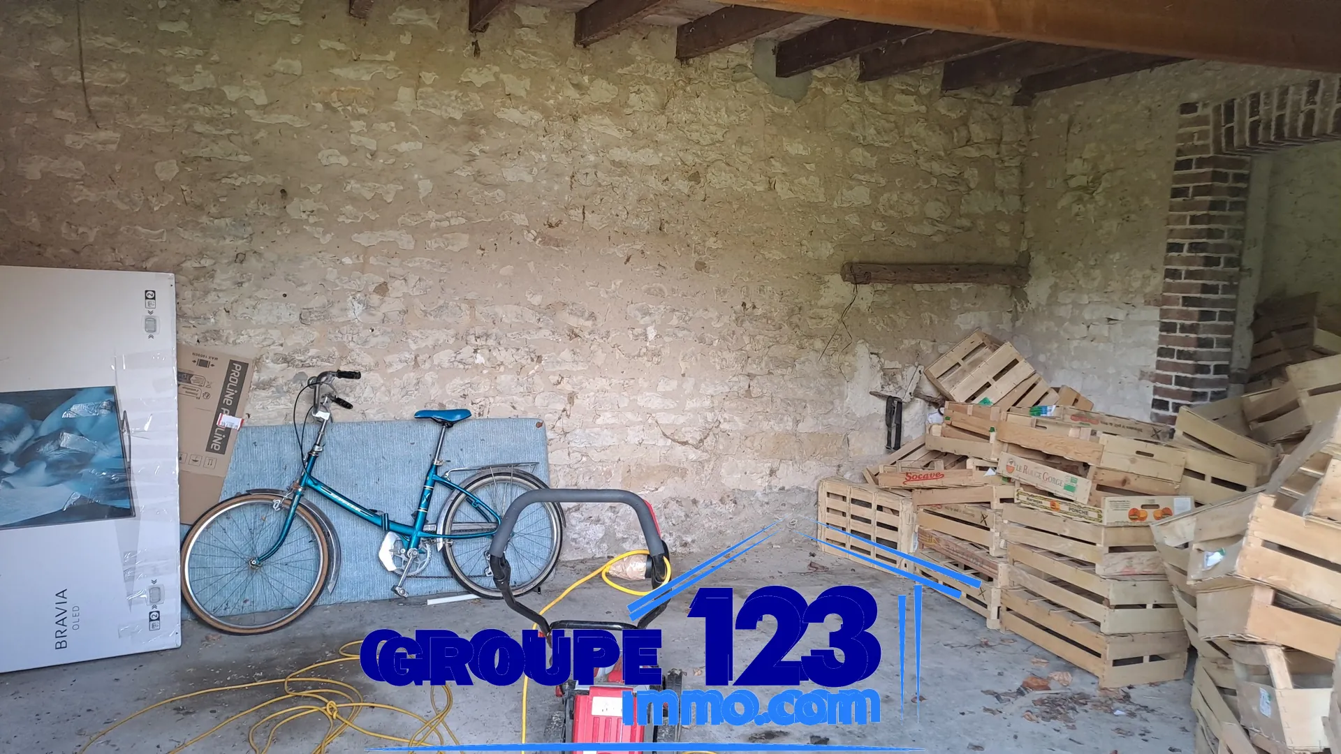 Belle maison ancienne à rénover avec grand terrain en 89110 