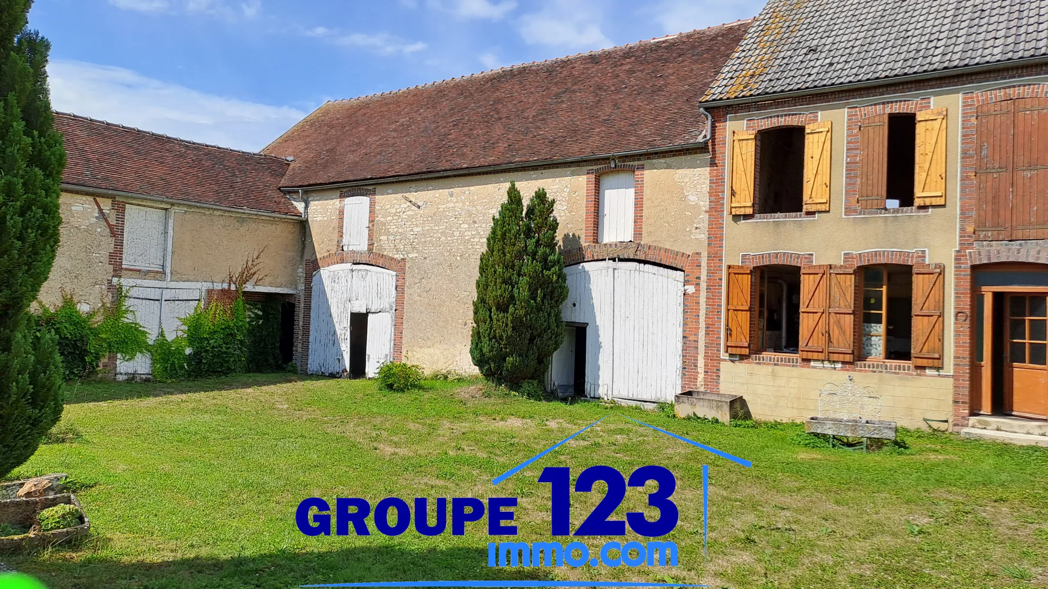 Belle maison ancienne à rénover avec grand terrain en 89110 