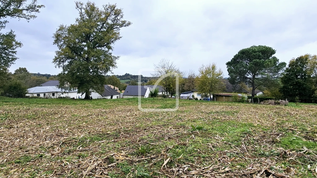 Terrain à bâtir de 4350 m² à Ussac - Opportunité rare en centre-ville