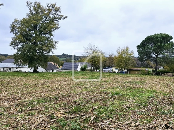 Terrain à bâtir de 4350 m² à Ussac - Opportunité rare en centre-ville