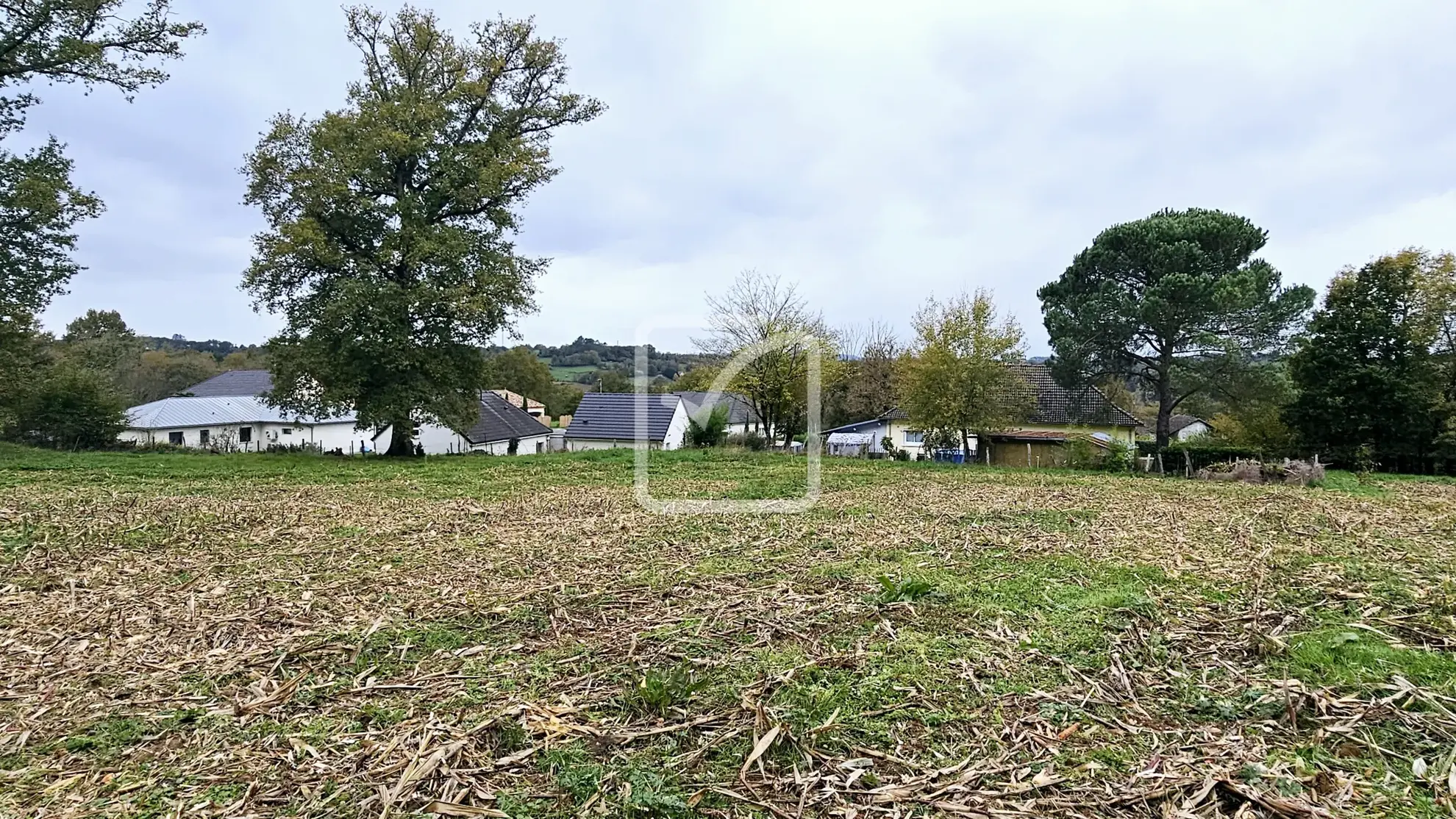 Terrain à bâtir de 4350 m² à Ussac - Opportunité rare en centre-ville 