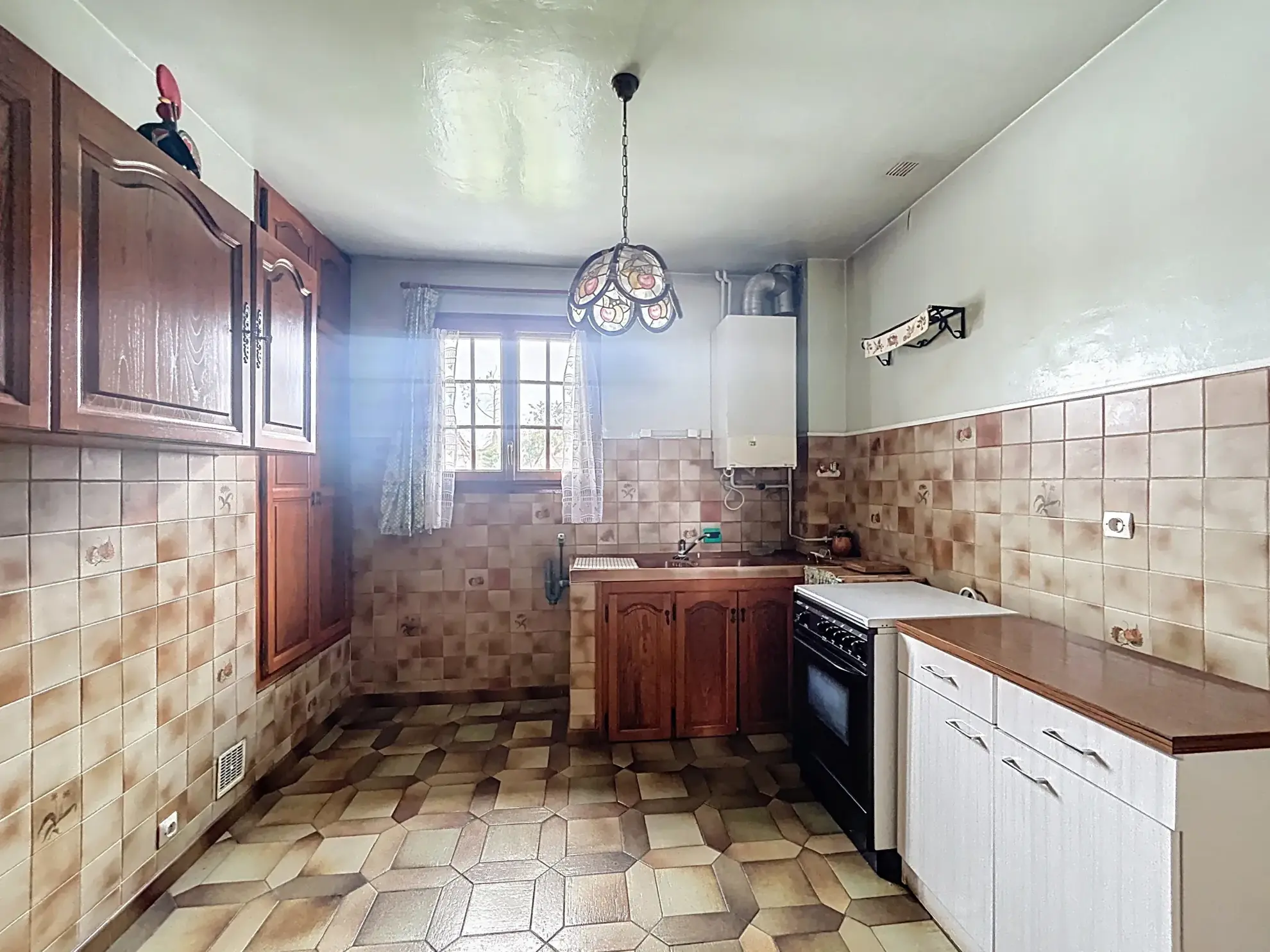 Appartement T4 à Melun avec travaux, balcon, cave et parking, proche gare 