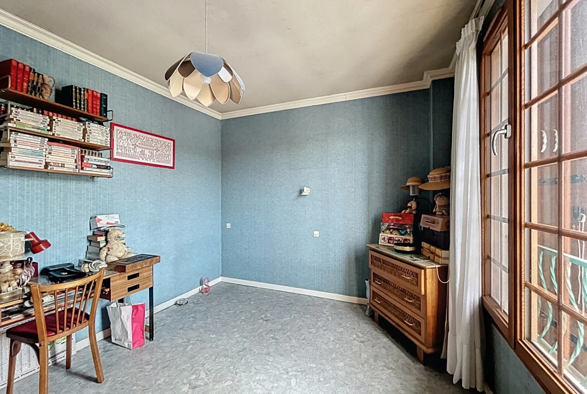 Appartement T4 à Melun avec travaux, balcon, cave et parking, proche gare 