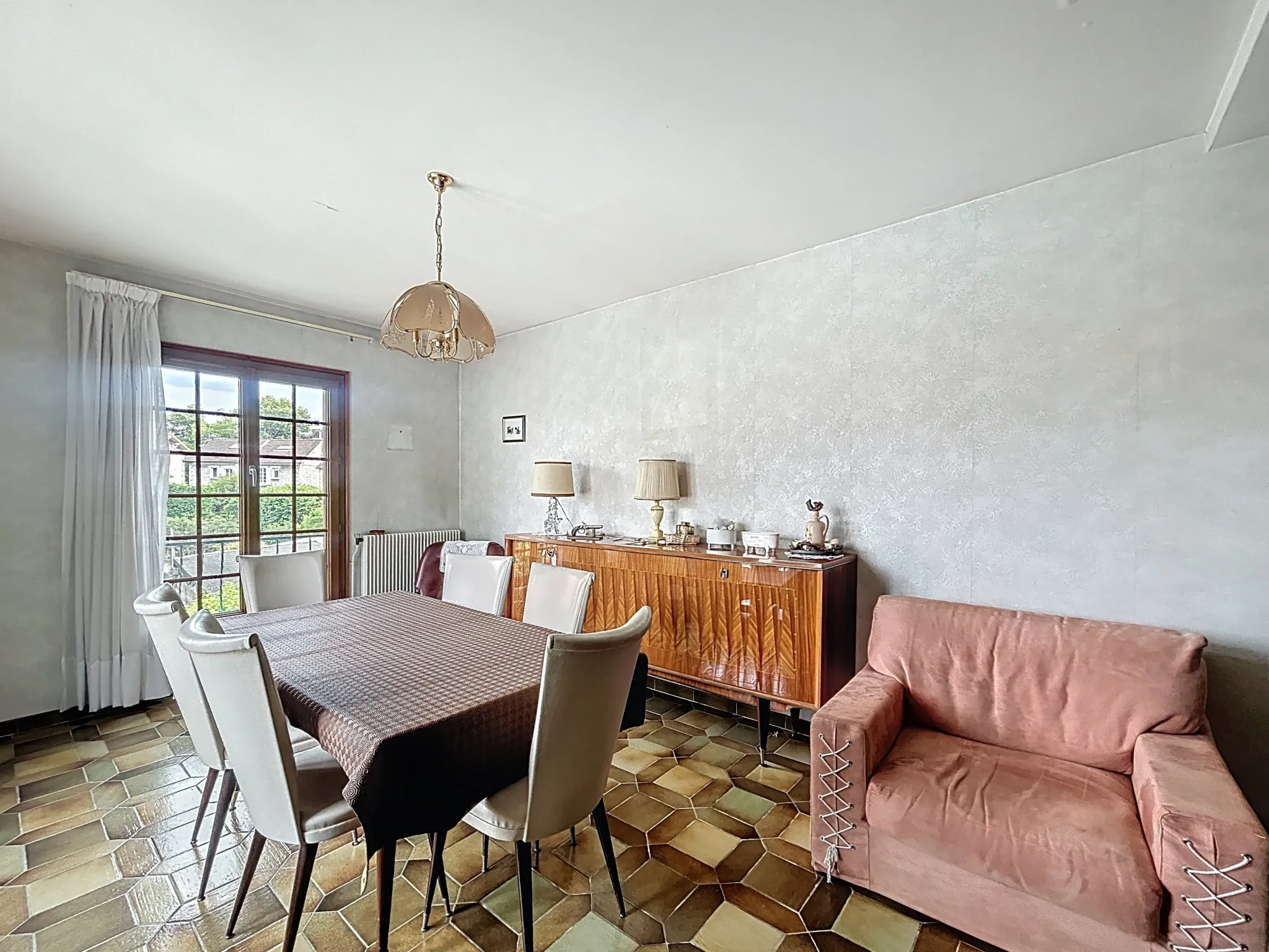 Appartement T4 à Melun avec travaux, balcon, cave et parking, proche gare 