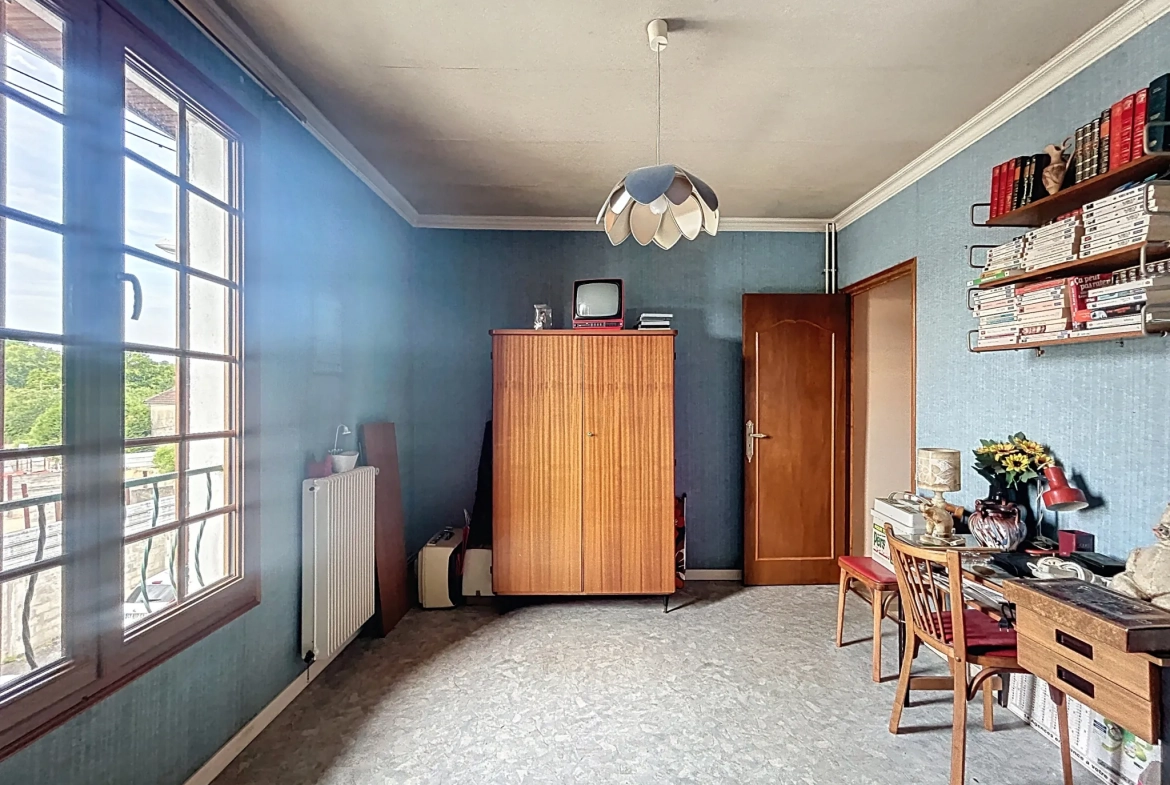 Appartement T4 à Melun avec travaux, balcon, cave et parking, proche gare 