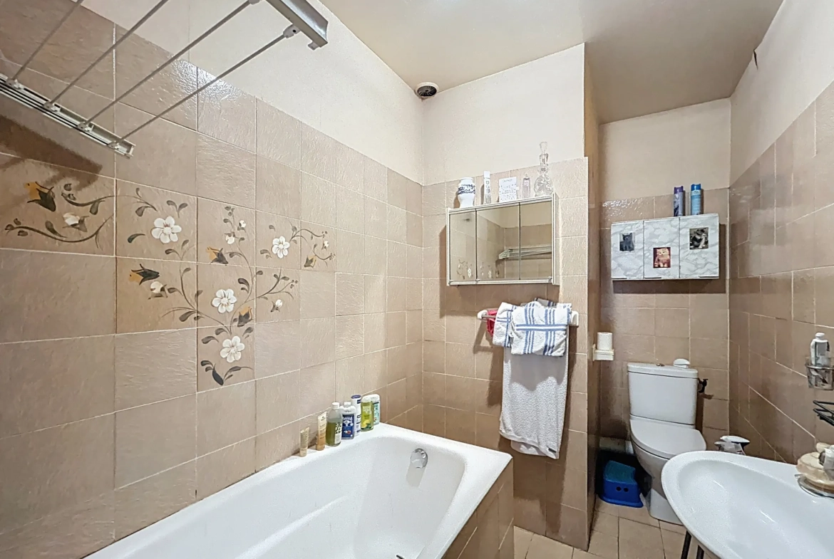 Appartement T4 à Melun avec travaux, balcon, cave et parking, proche gare 
