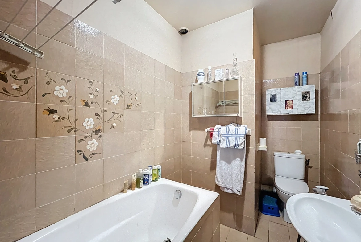 Appartement T4 à Melun avec travaux, balcon, cave et parking, proche gare 