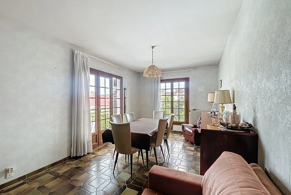 Appartement T4 à Melun avec travaux, balcon, cave et parking, proche gare 