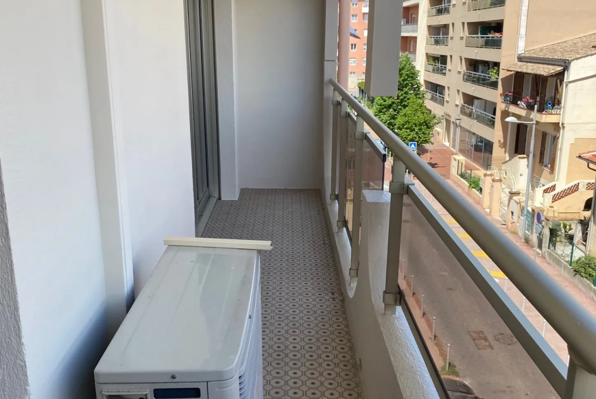 Studio loué à vendre à Cagnes-sur-Mer avec balcon et cave - Opportunité d'investissement 