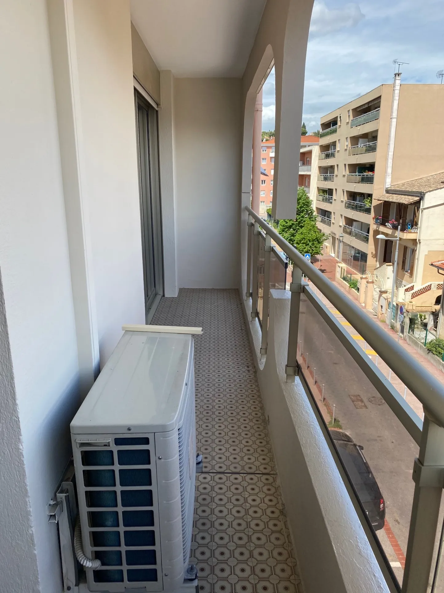 Studio loué à vendre à Cagnes-sur-Mer avec balcon et cave - Opportunité d'investissement 