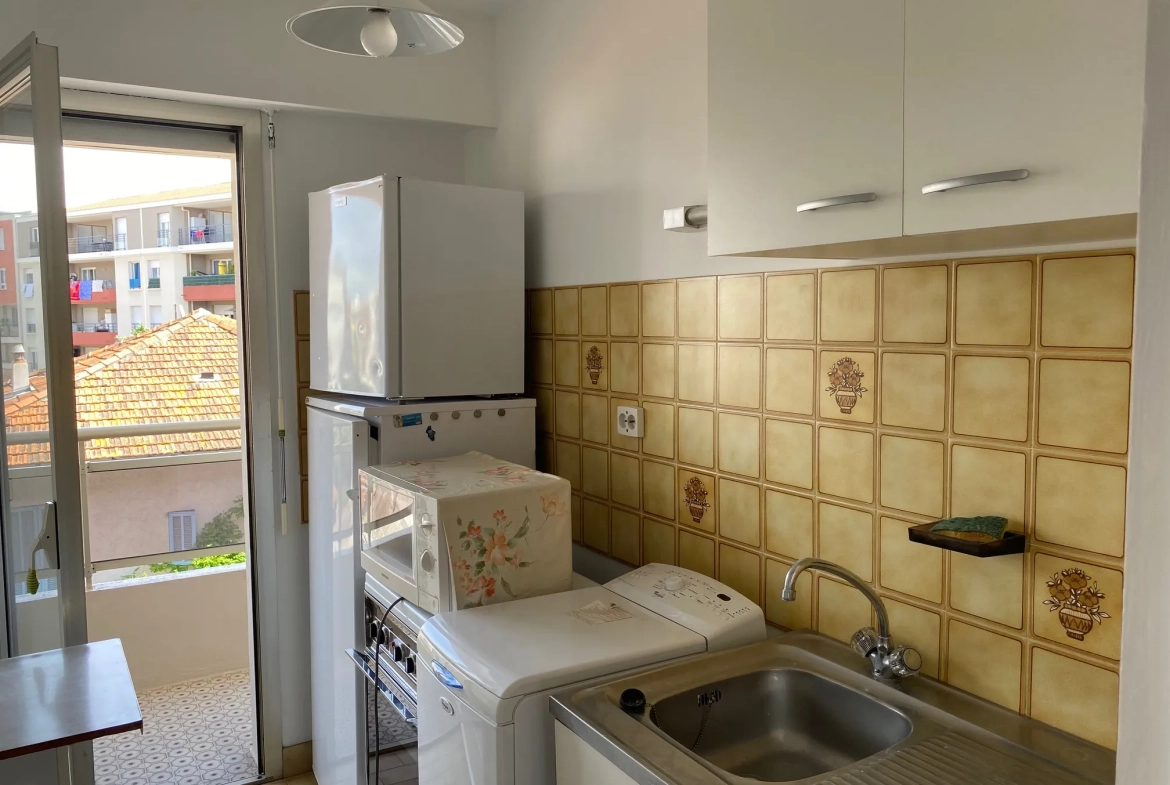 Studio loué à vendre à Cagnes-sur-Mer avec balcon et cave - Opportunité d'investissement 