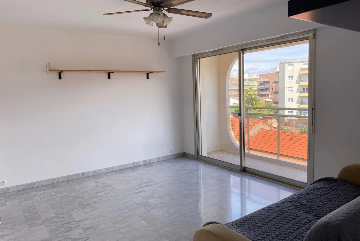 Studio loué à vendre à Cagnes-sur-Mer avec balcon et cave - Opportunité d'investissement 