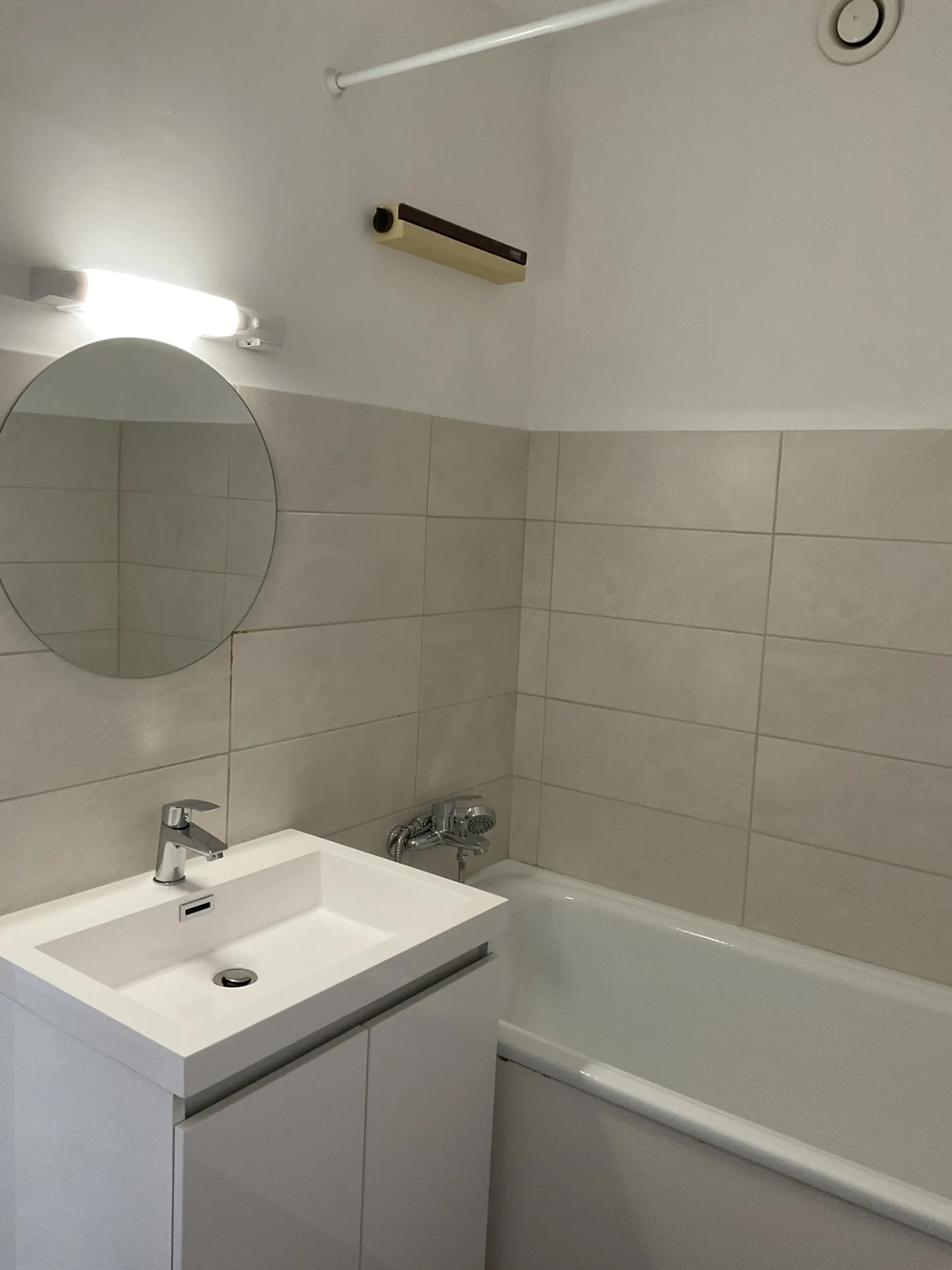 Studio loué à vendre à Cagnes-sur-Mer avec balcon et cave - Opportunité d'investissement 