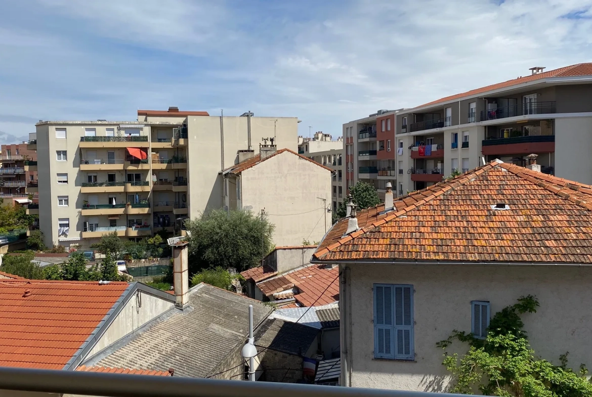 Studio loué à vendre à Cagnes-sur-Mer avec balcon et cave - Opportunité d'investissement 