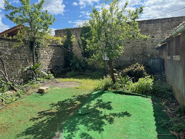 Maison de ville à Sainte Hermine avec 3 chambres et cour intérieure 