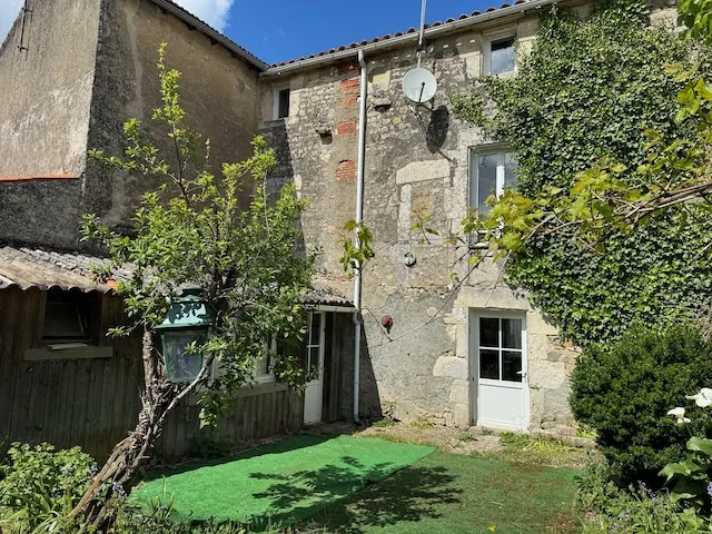 Maison de ville à Sainte Hermine avec 3 chambres et cour intérieure 