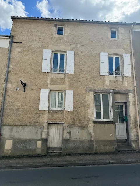 Maison de ville à Sainte Hermine avec 3 chambres et cour intérieure 