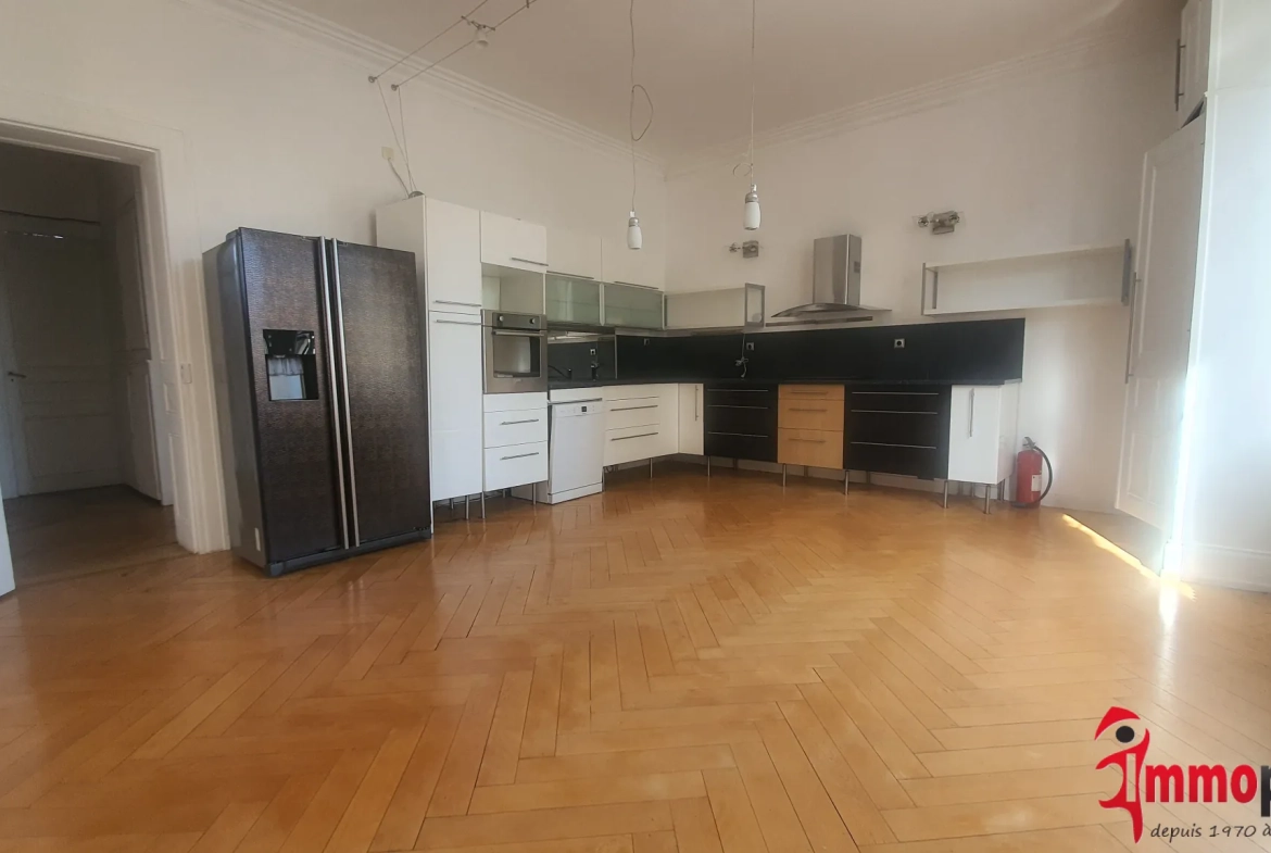 Appartement haussmannien de 172 m² à Mulhouse-Dornach avec garage et cour 