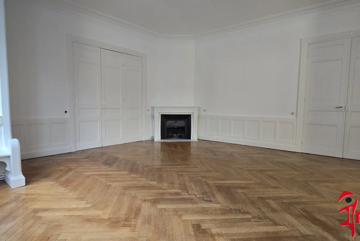 Appartement haussmannien de 172 m² à Mulhouse-Dornach avec garage et cour 