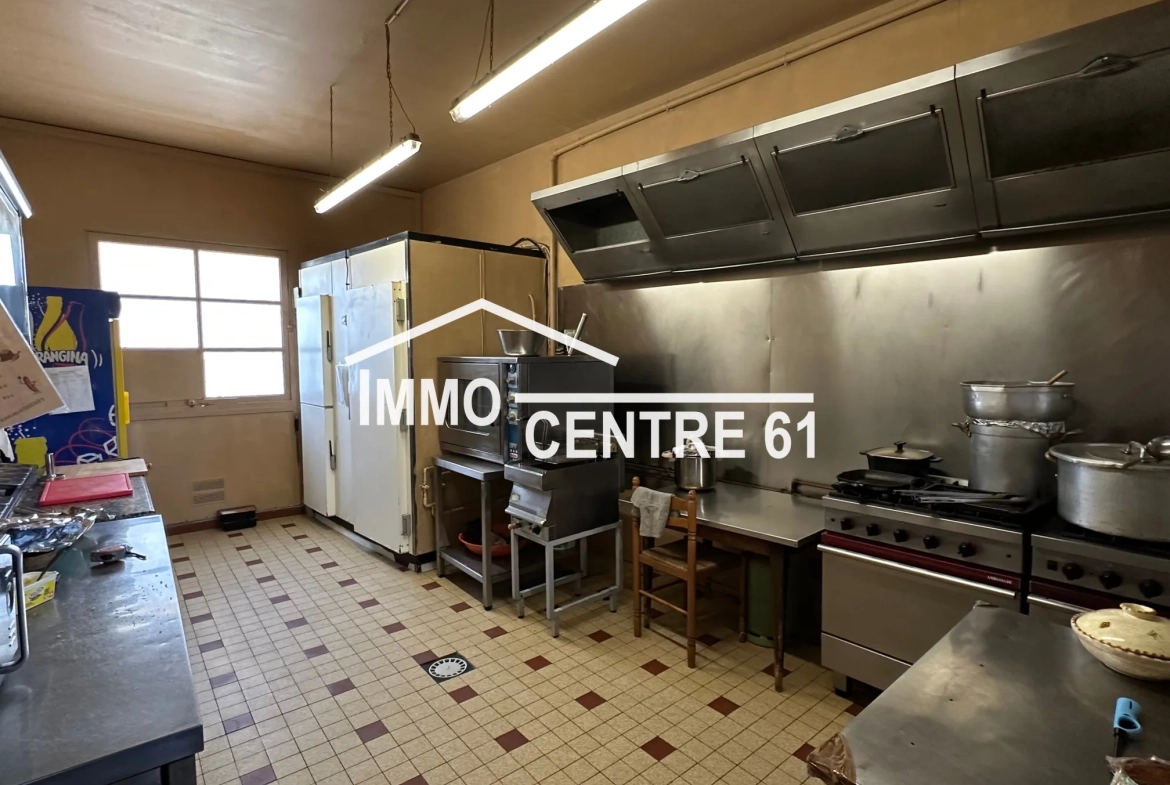 Immeuble de rapport avec restaurant et hôtel à rénover à Bagnoles de l'Orne 