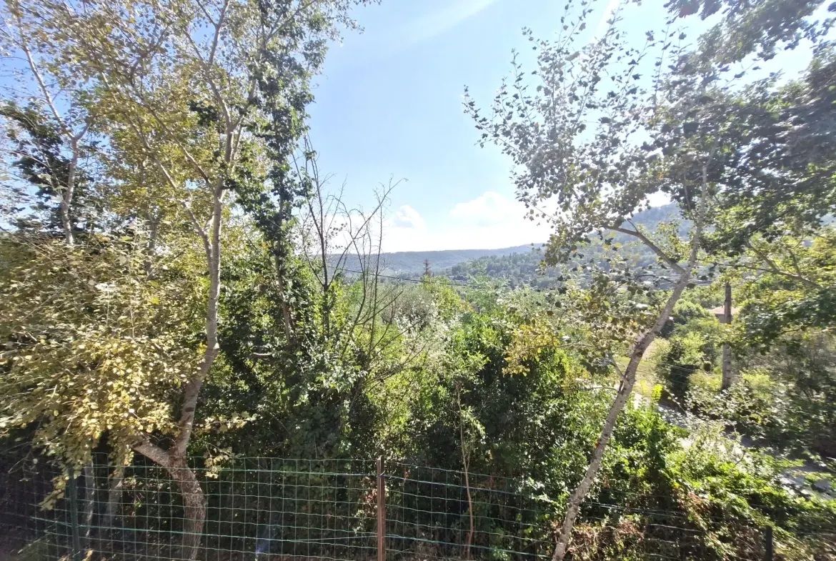 Terrain constructible de 580 m² à Salernes avec vue dégagée 