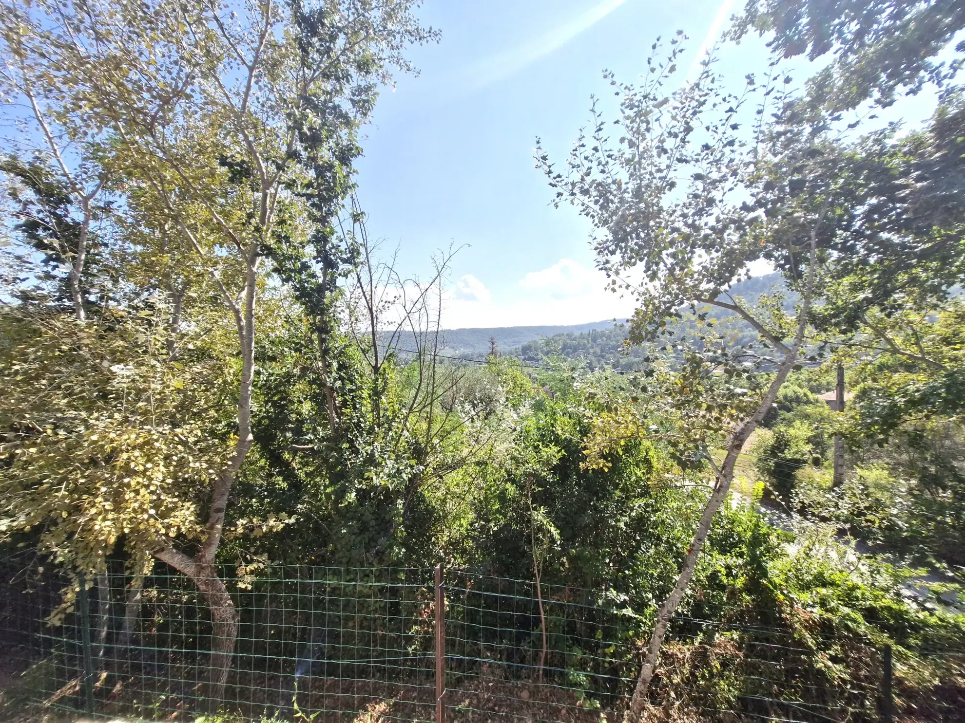 Terrain constructible de 580 m² à Salernes avec vue dégagée 