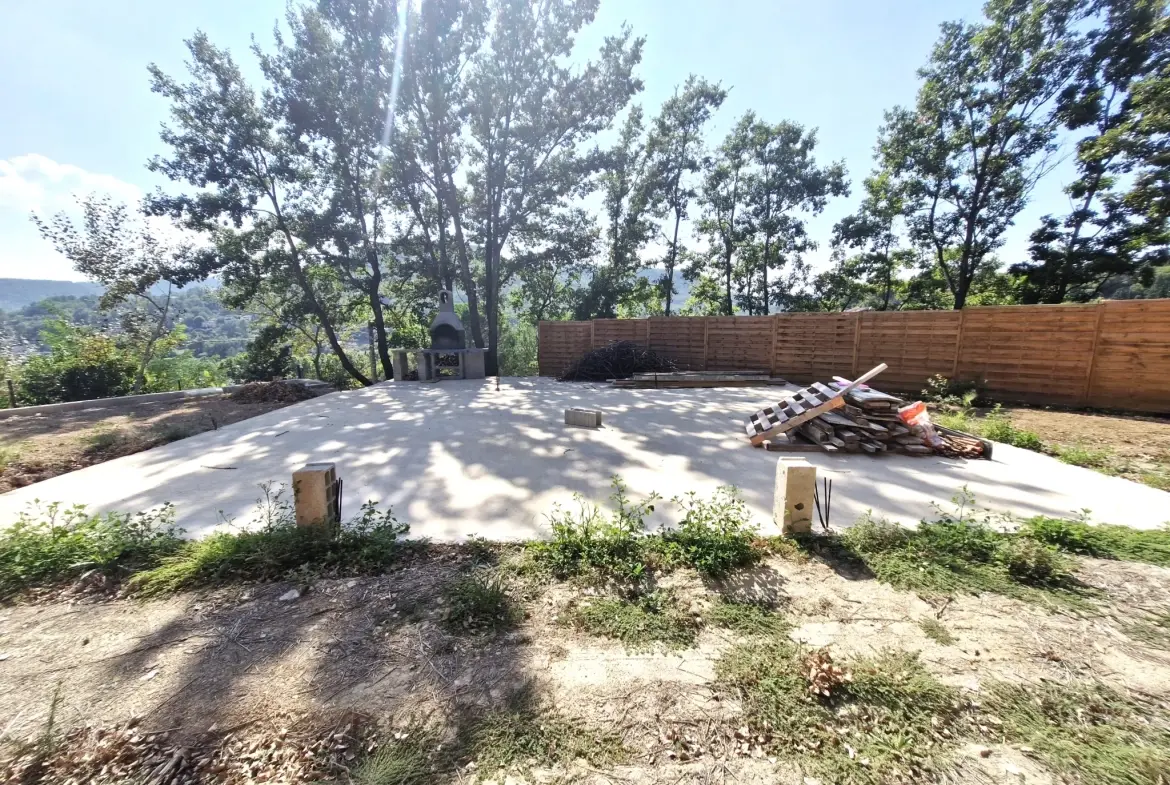 Terrain constructible de 580 m² à Salernes avec vue dégagée 