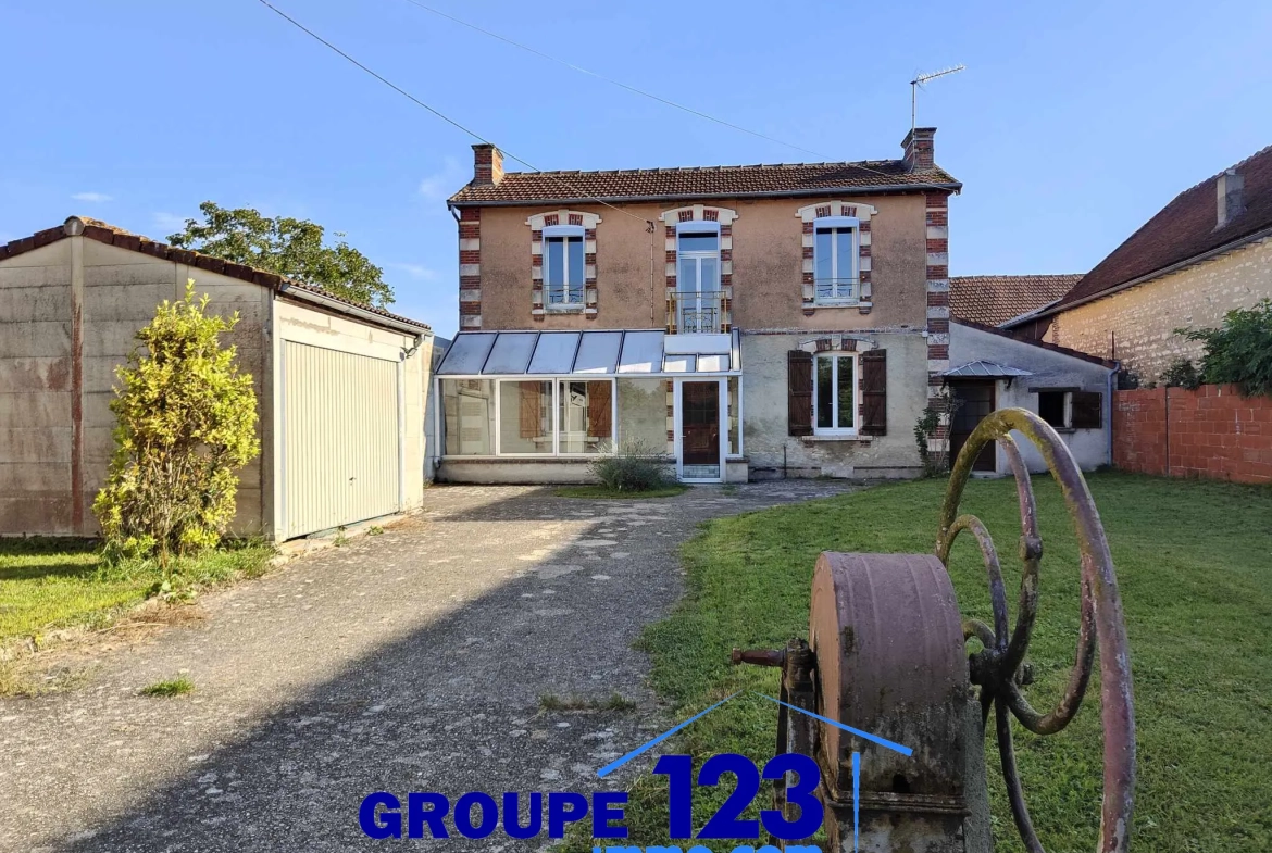 Belle maison de village avec jardin et garages près d'Aillant et Joigny 