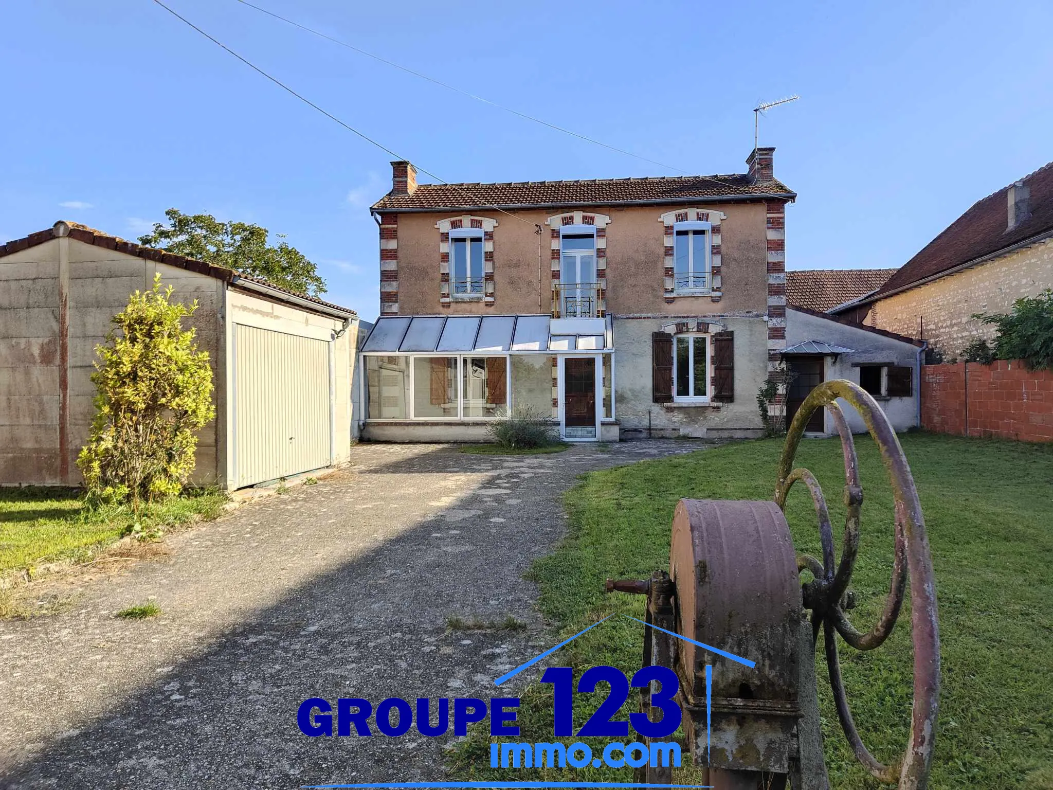 Belle maison de village avec jardin et garages près d'Aillant et Joigny 