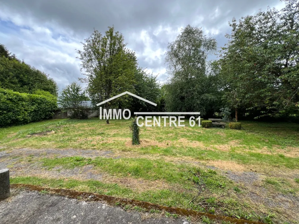 Maison en pierre à rénover de 90m² avec terrain de 2234m² à proximité de La Ferté-Macé 
