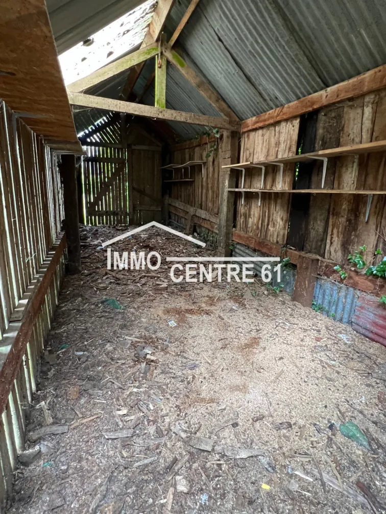 Maison en pierre à rénover de 90m² avec terrain de 2234m² à proximité de La Ferté-Macé 