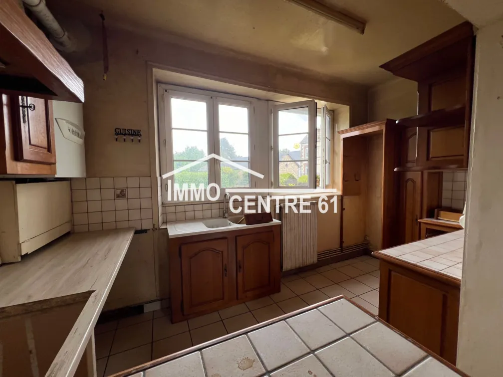 Maison en pierre à rénover de 90m² avec terrain de 2234m² à proximité de La Ferté-Macé 