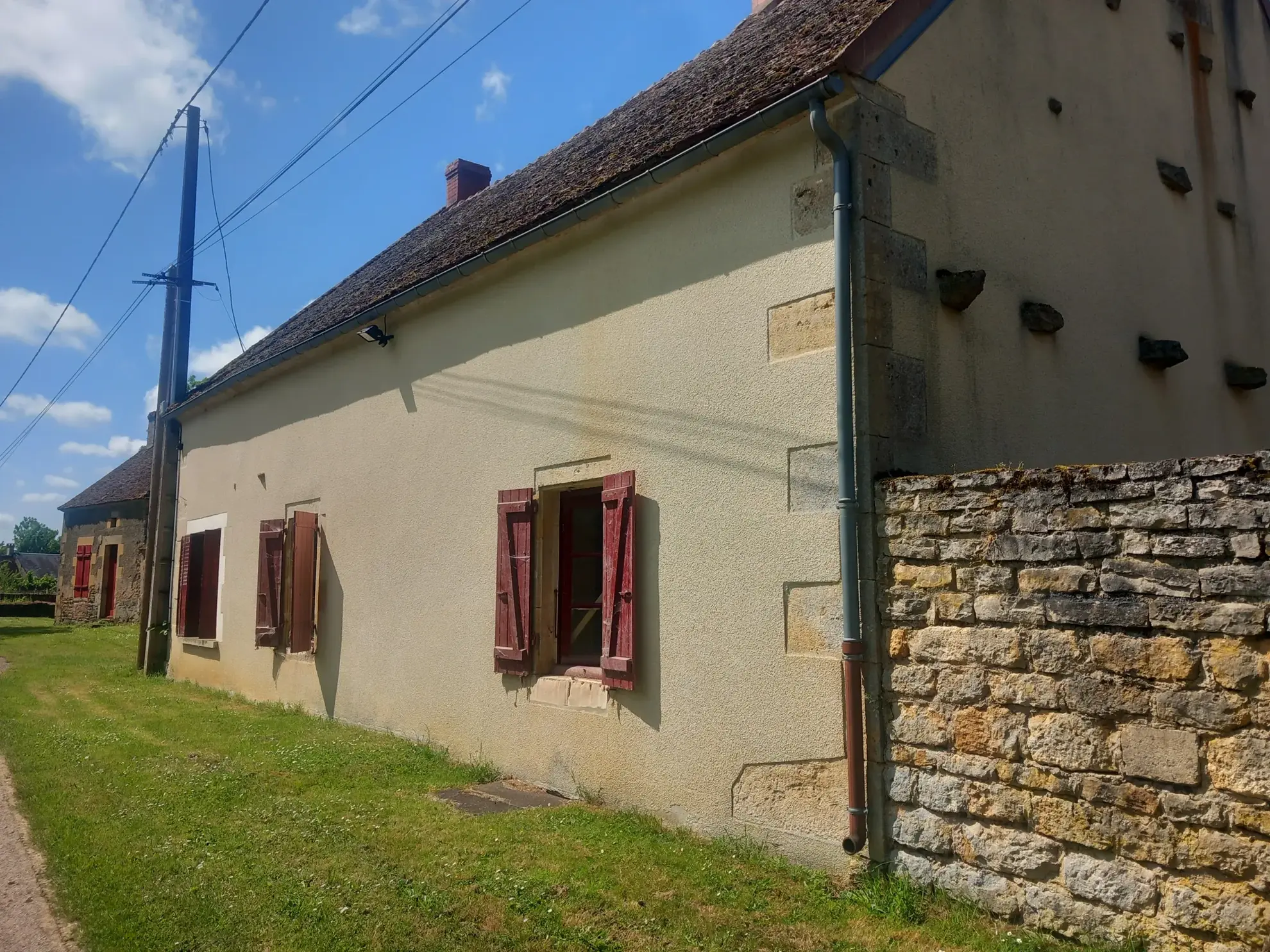 Fermette authentique à Lurcy-le-Bourg avec potentiel et vue panoramique 
