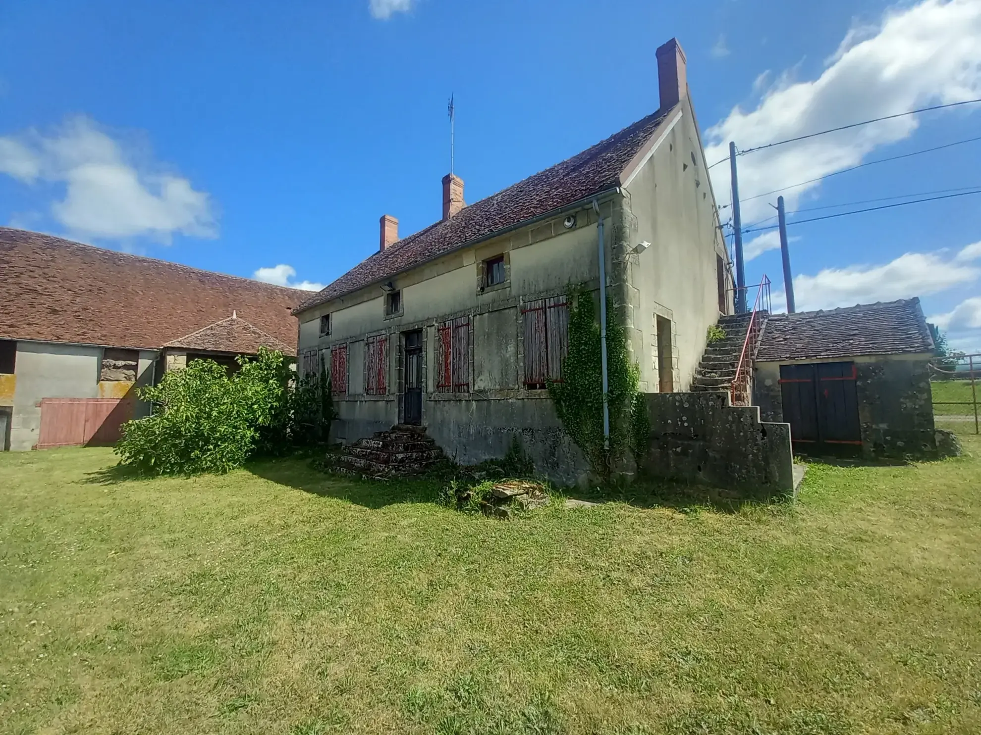 Fermette authentique à Lurcy-le-Bourg avec potentiel et vue panoramique 