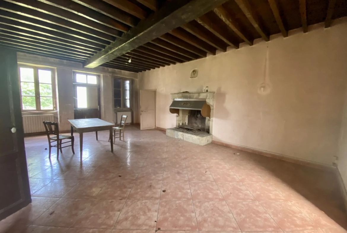 Fermette authentique à Lurcy-le-Bourg avec potentiel et vue panoramique 