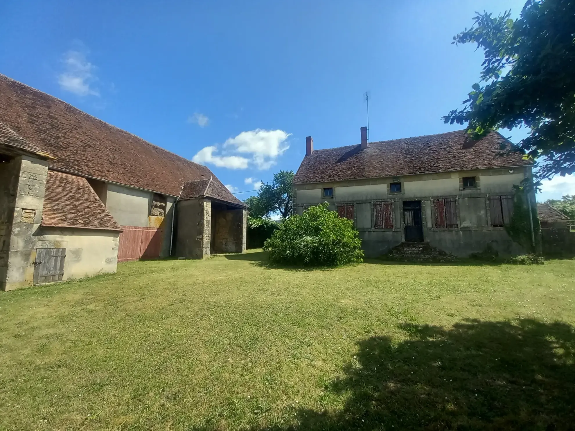 Fermette authentique à Lurcy-le-Bourg avec potentiel et vue panoramique 