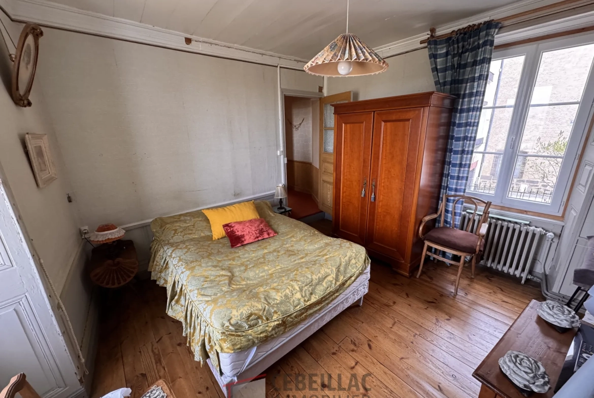 Maison à Saint-Flour avec vue dégagée, 5 chambres, cour et proximité des commerces 