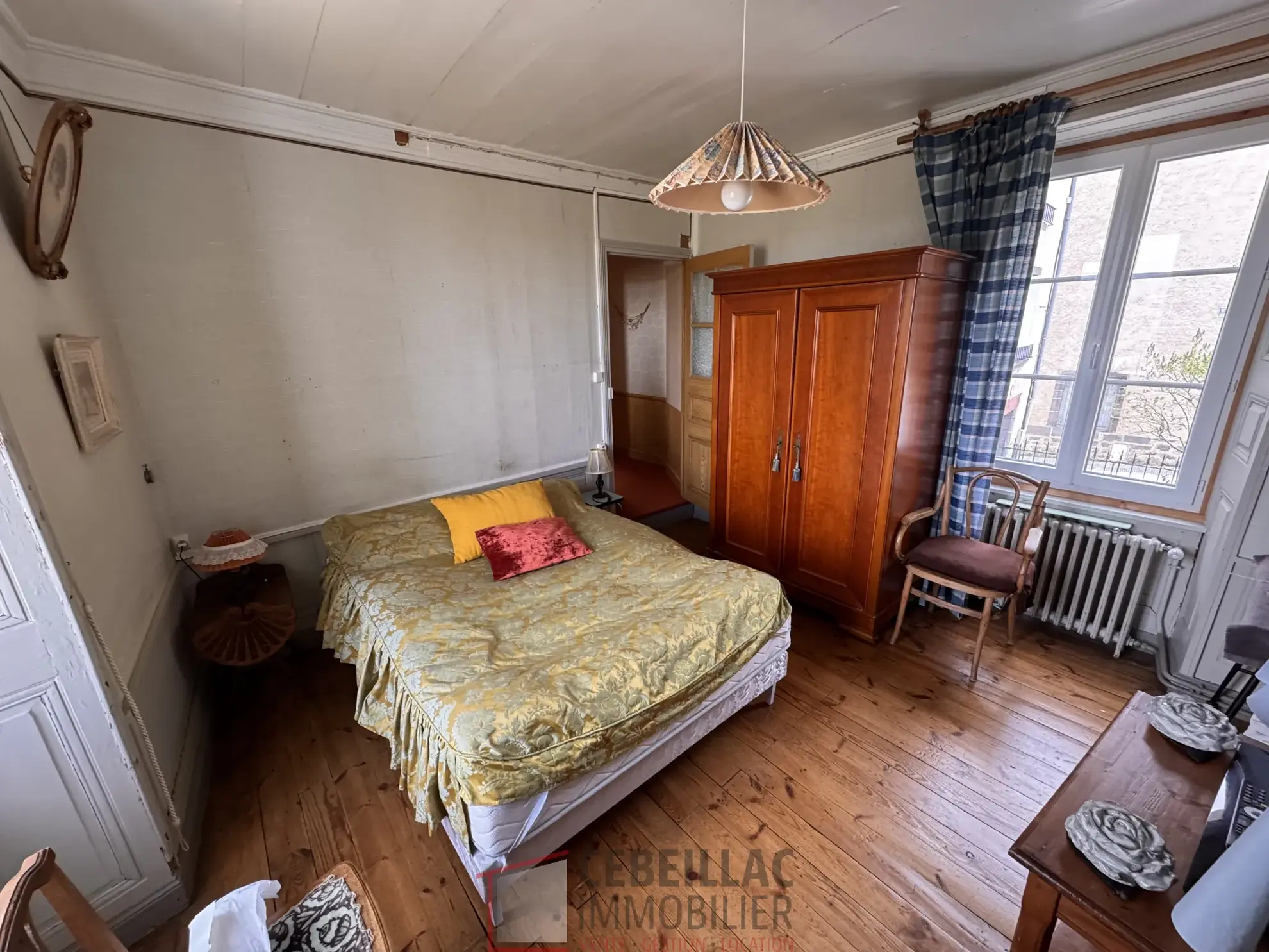 Maison à Saint-Flour avec vue dégagée, 5 chambres, cour et proximité des commerces 