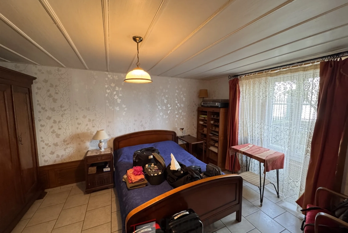 Maison à Saint-Flour avec vue dégagée, 5 chambres, cour et proximité des commerces 
