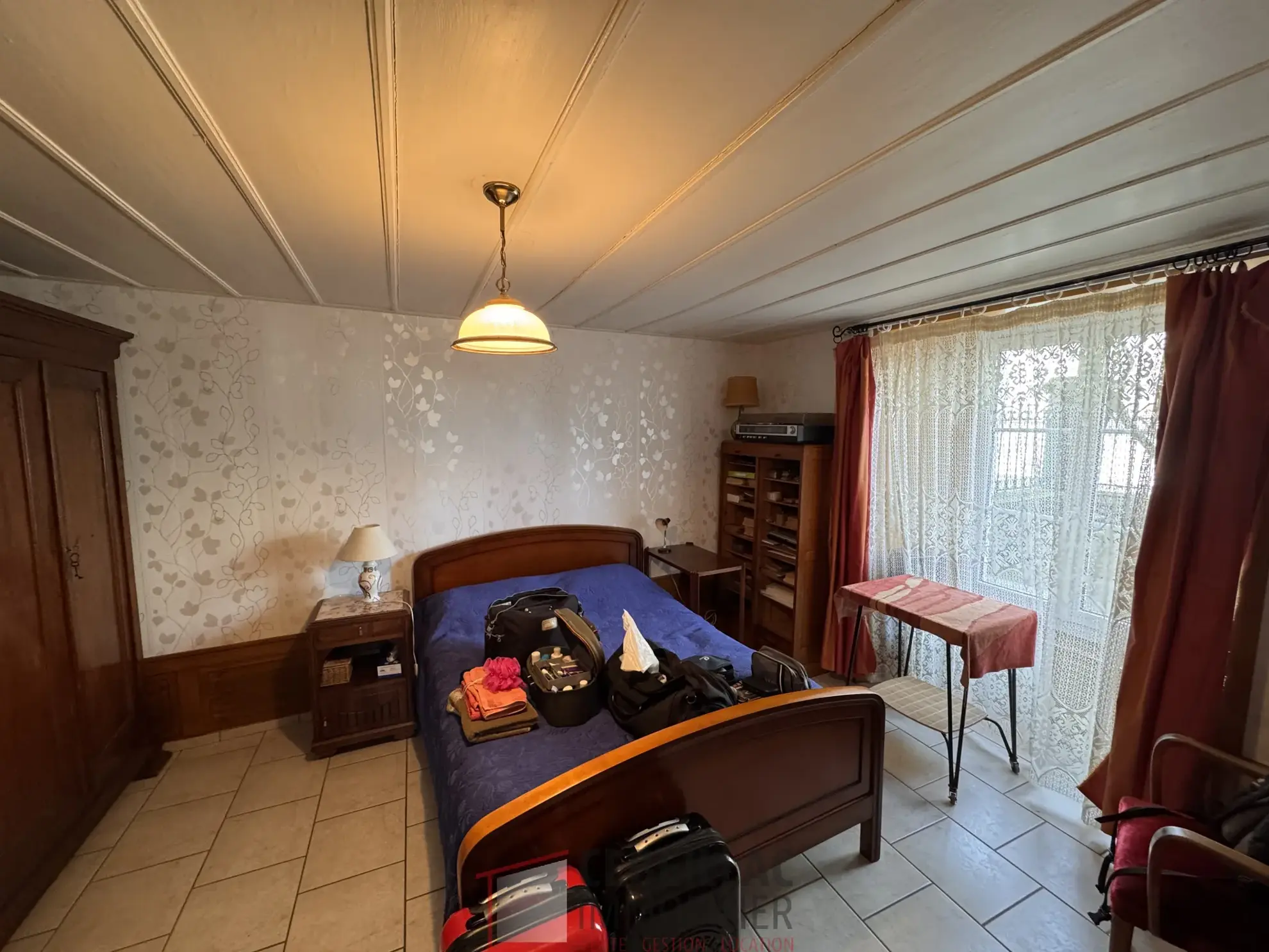 Maison à Saint-Flour avec vue dégagée, 5 chambres, cour et proximité des commerces 