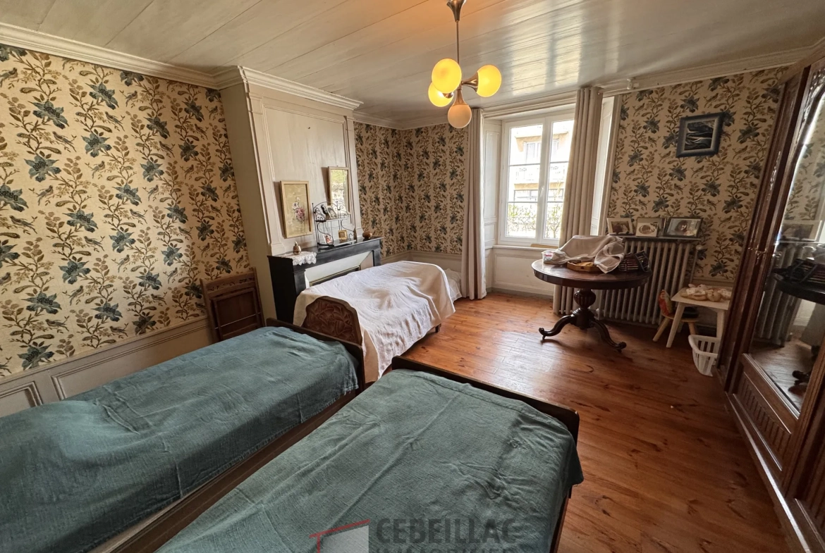 Maison à Saint-Flour avec vue dégagée, 5 chambres, cour et proximité des commerces 