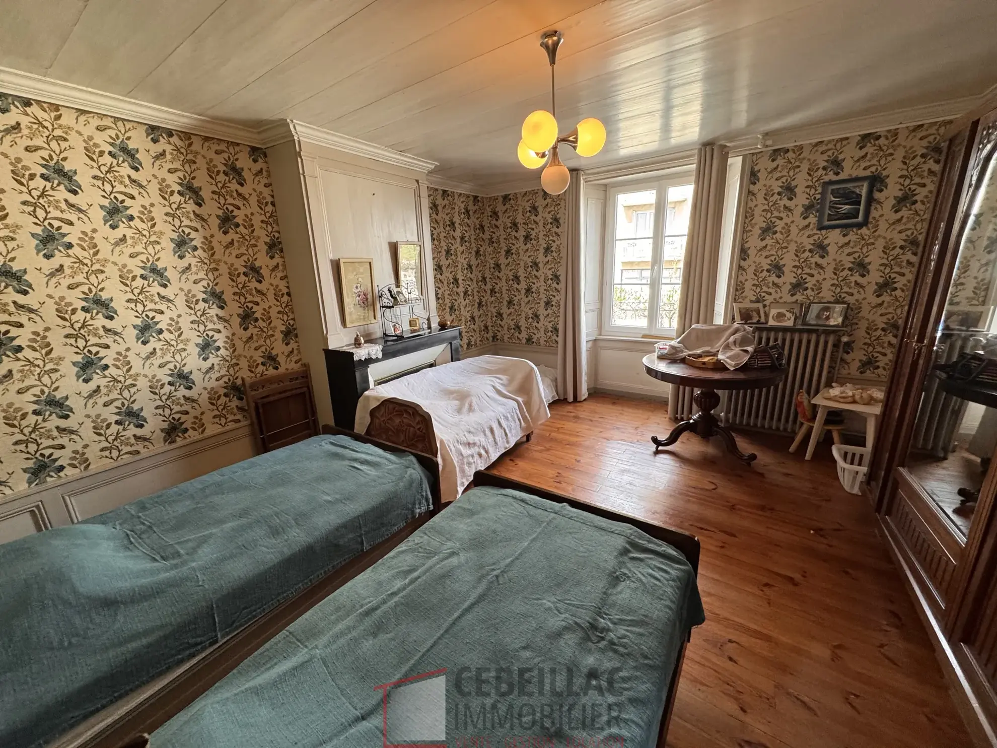 Maison à Saint-Flour avec vue dégagée, 5 chambres, cour et proximité des commerces 