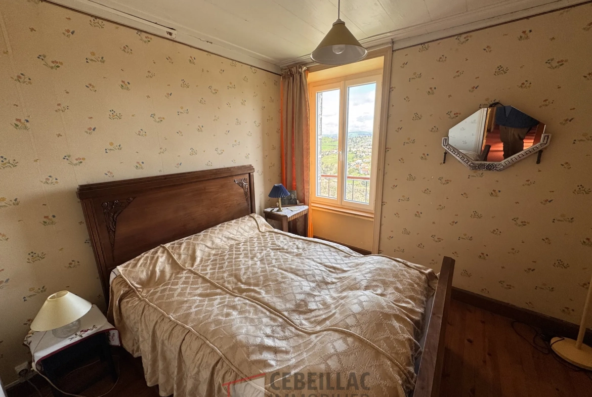 Maison à Saint-Flour avec vue dégagée, 5 chambres, cour et proximité des commerces 