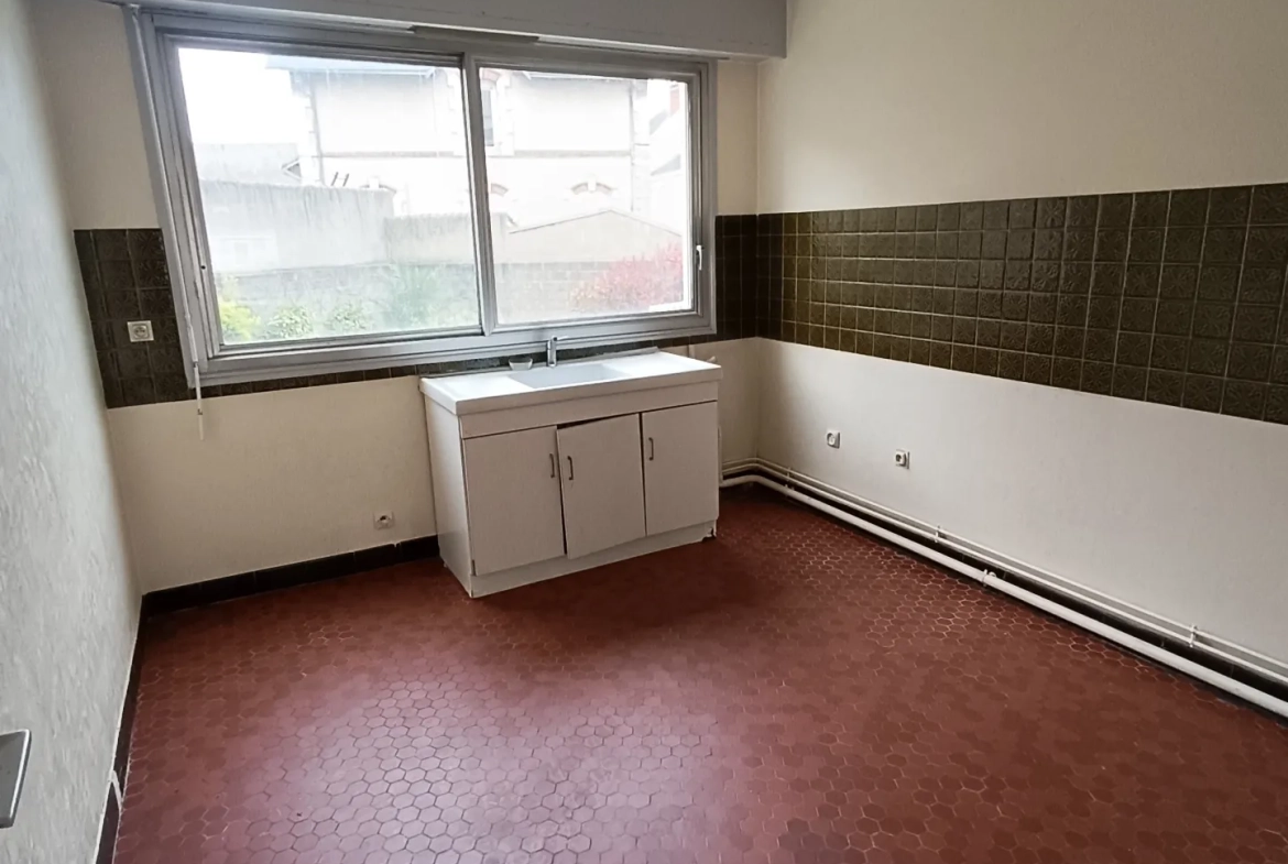 Appartement F3 lumineux avec balcon, cave et parking à Vierzon 