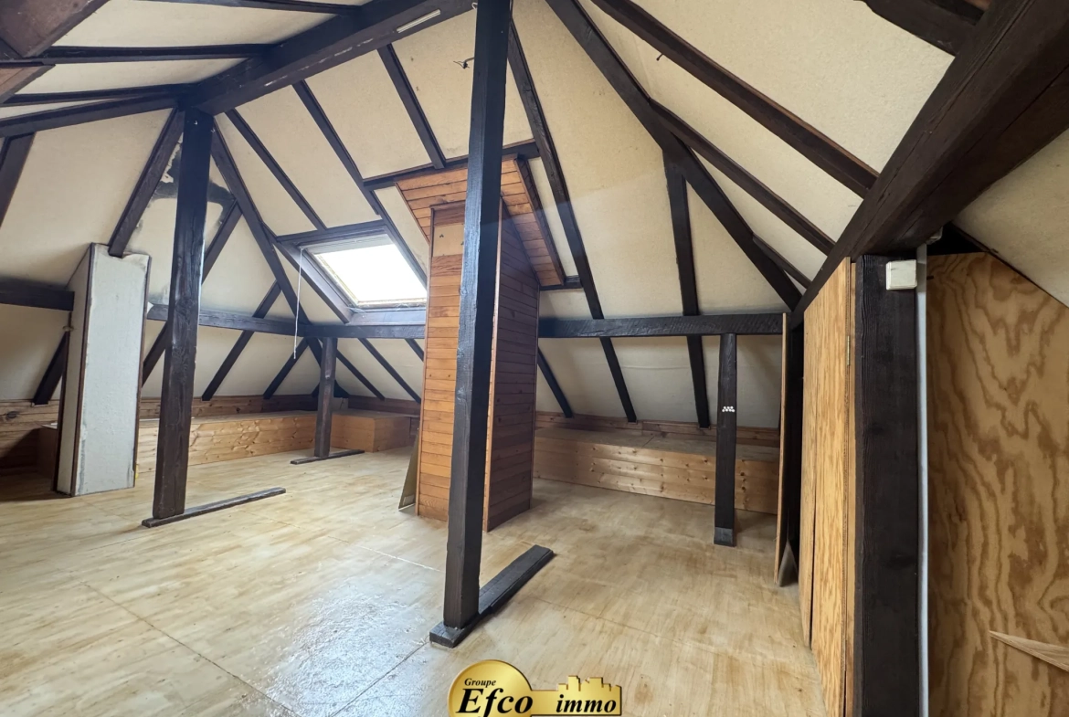 Appartement duplex à rénover à St Louis - 76 m² avec deux chambres 