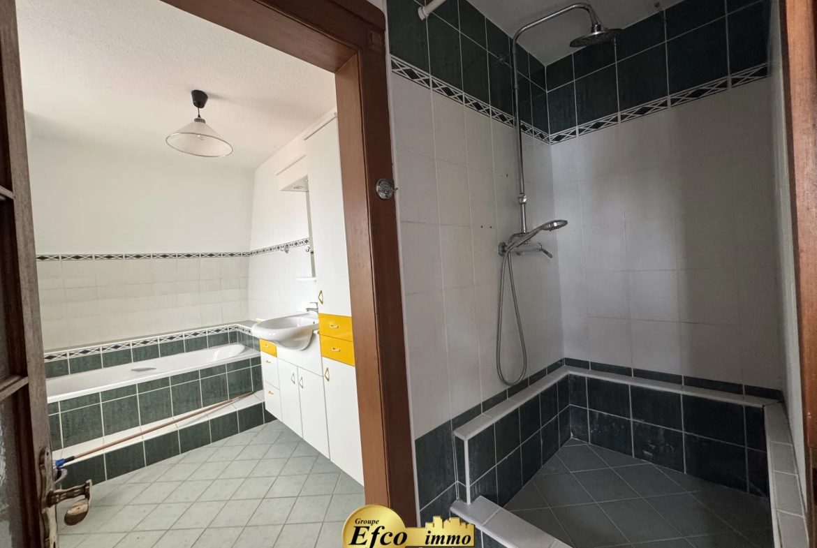 Appartement duplex à rénover à St Louis - 76 m² avec deux chambres 