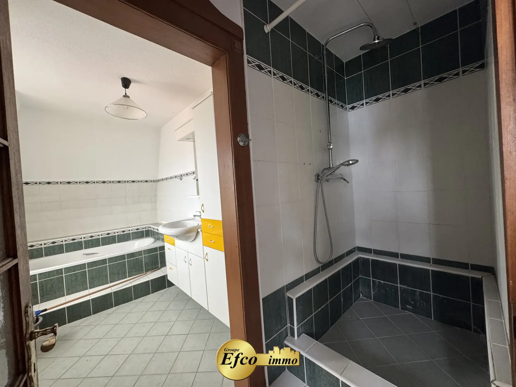 Appartement duplex à rénover à St Louis - 76 m² avec deux chambres 